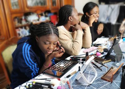 formation maquillage en groupe (une famille : une mère et ses filles)